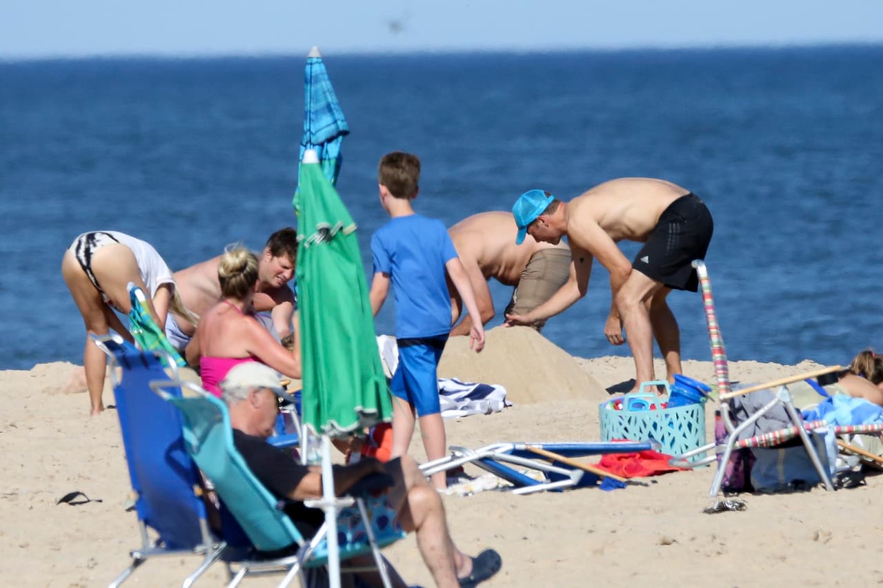 Más adelante hicieron figuras con la arena.