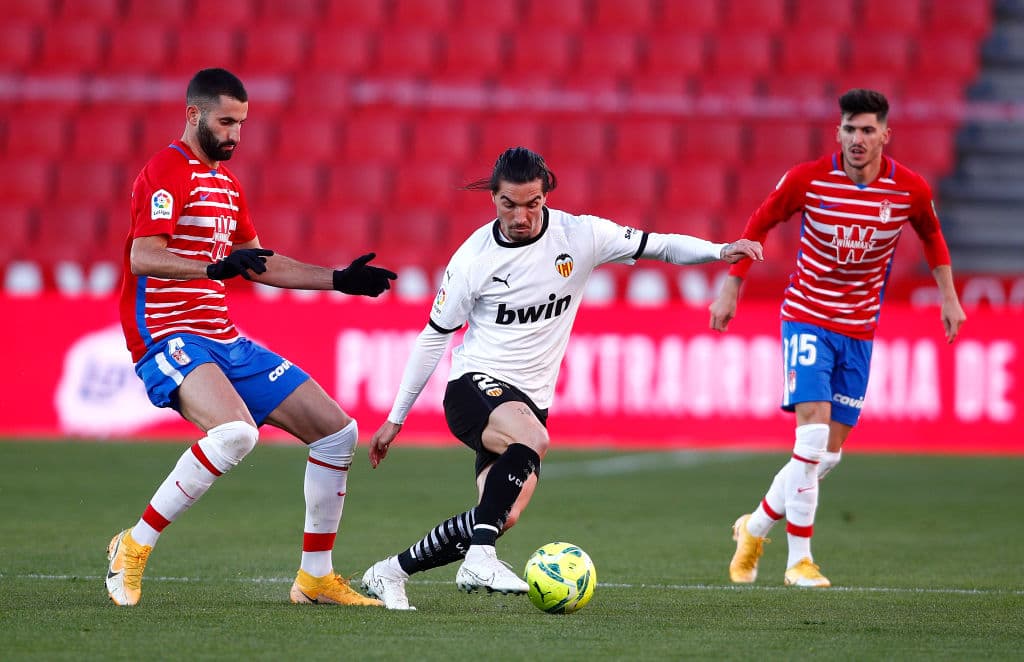 Valencia cayó ante Granada como visitante 2-1 en la jornada 16 de LaLiga. El juego tuvo tres expulsiones en menos de siete minutos. Los goles corrieron a cargo de Kennedy y Jorge Molina, mientras que para los 'ches' descontó Kevin Gameiro.