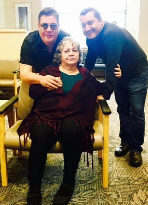 Raúl también explicó que el cantante se sentía presionado económicamente, pues el confinamiento los llevó a suspender la gira de Menudo, con lo cual tendrían ganancias para 
<b>ayudar con los gastos médicos de su madre</b>, quien está delicada de salud.
<br>