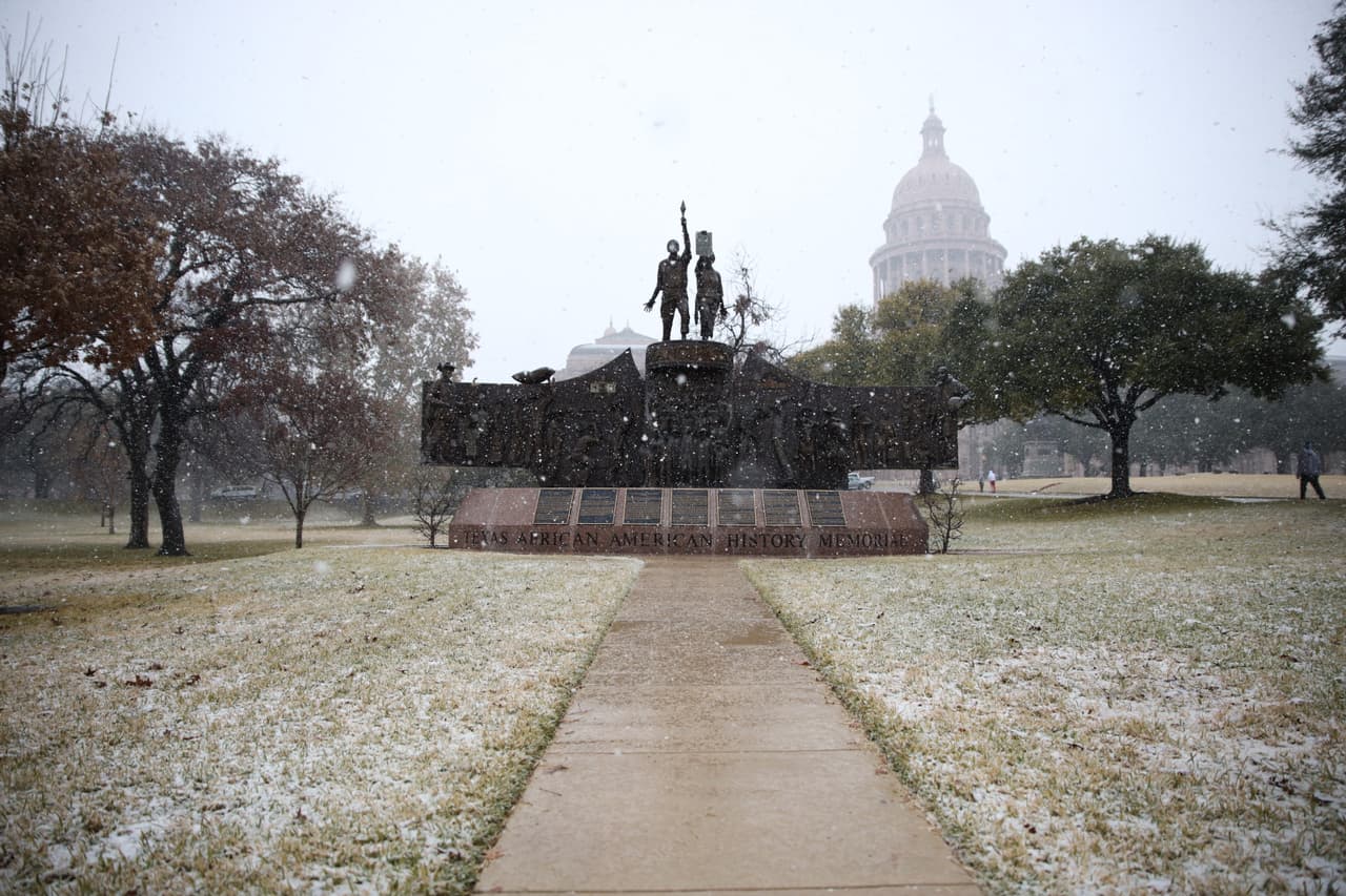 Así lucía el Capitolio de Texas bajo la nevada.