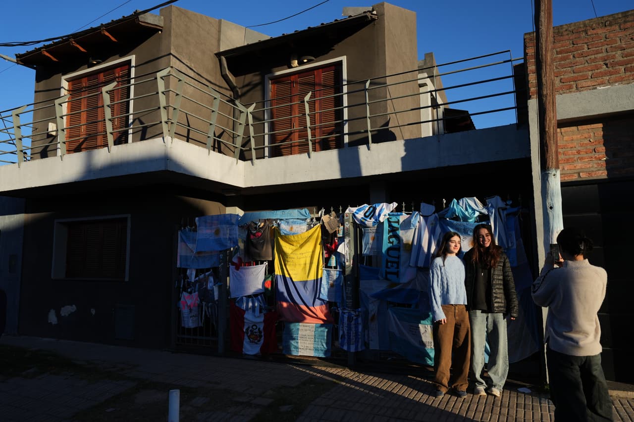 En las inmediaciones del cementerio y la casa natal del astro se acumulan un puñado de personas, entre curiosos, policías y periodistas, además de presentes que algunos fanáticos dejaron durante la madrugada.
