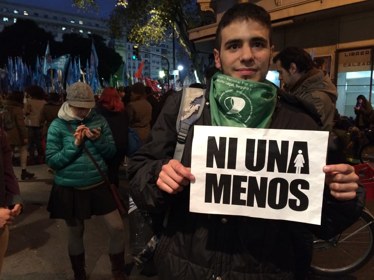 Nicolás tiene 22 y va más lejos: “El cambio se hace deconstruyendo, visibilizando, rompiendo mitos… Me encuentro con mucha gente en la marcha que dice #NiUnaMenos pero quizás tienen poco claro algunos conceptos o incluso son antiabortistas. Es raro, me choca…. Si la mujer no puede decidir sobre su propio cuerpo, significa que no tiene autonomía. Entonces, ¿no es sujeto? ¿es un objeto?”