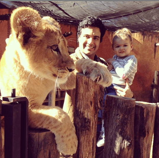 Desde pequeña ha compartido el amor por los animales y se ha convertido en la mejor compañera de aventuras de su padre.