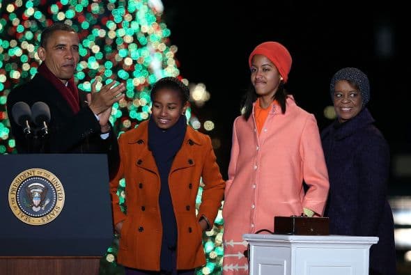 Mientras el Presidente Obama marcó la cuenta regresiva, su esposa Michelle y sus hijas Sasha y Malia presionaron el botón que activó la iluminación del enorme ícono de la temporada.