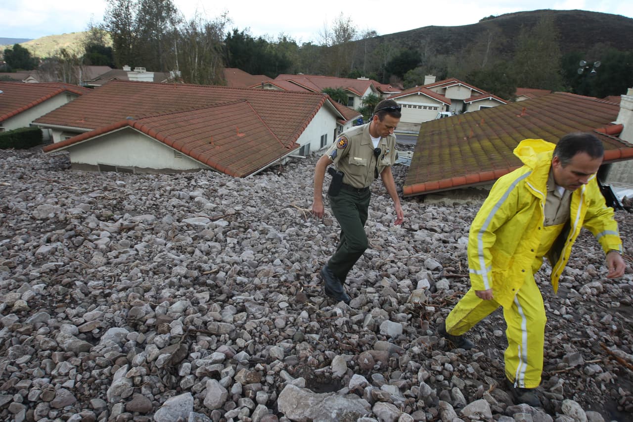 Un frente tormentoso que primero anegó el norte de California en diciembre de 2014 llegó al sur del estado donde en lugares como Camarillo causó deslizamientos de rocas que destrozaron varios hogares.