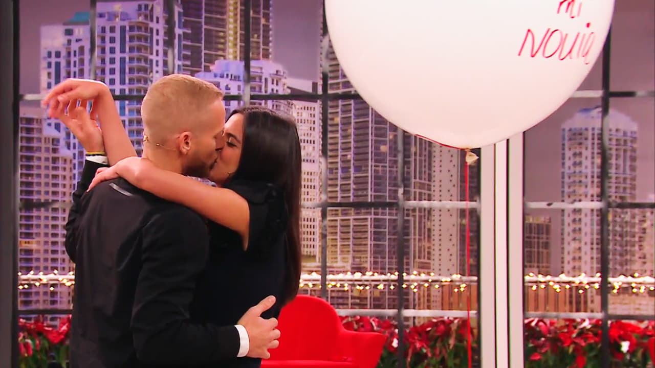 Días después, Luke recibió a Victoria con un gran ramo de flores y un enorme regalo con un romántico mensaje adentro: “¿Quieres ser mi novia?”. La brasileña aceptó de inmediato y lo besó.