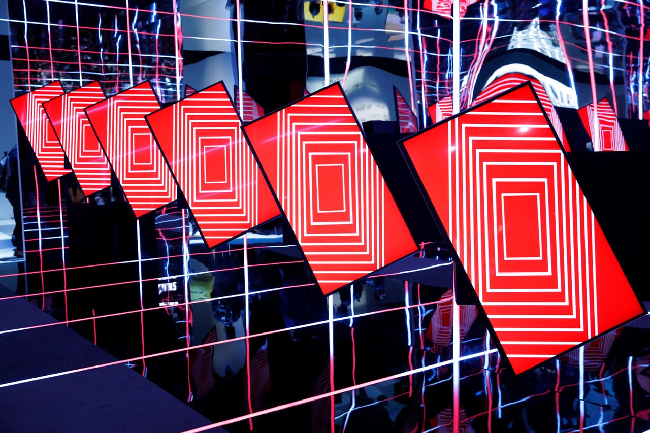 <b>Tecnología. </b>Apple, Samsung y Google cerraron sus oficinas corporativas y fábricas en China. Muchas de las principales compañías tecnológicas tienen su sede en Seattle y sus alrededores, una de las áreas más afectadas por el coronavirus virus. Varias fábricas de piezas tecnológicas se encuentran en zonas aisladas en China desde de enero y se proyecta que la producción de consolas de videojuegos, teléfonos inteligentes y relojes inteligentes disminuirá en más del 10% y Apple podría perder hasta 67 mil millones de dólares.