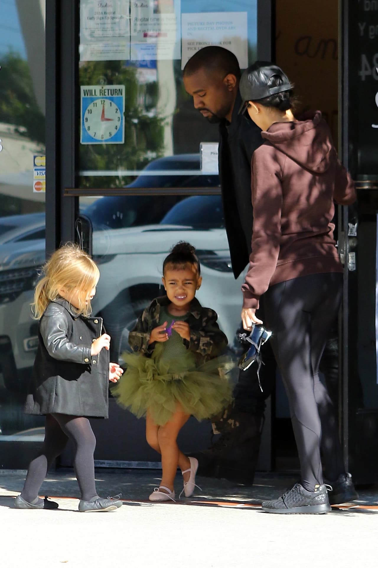 Kanye todo el tiempo al pendiente de su nena.