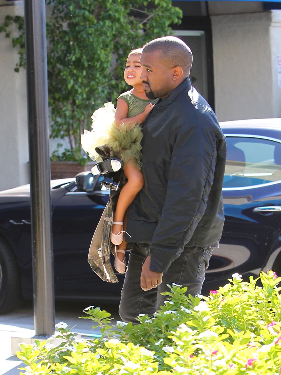 Sin prestar atención a las cámaras se retiraron del lugar.