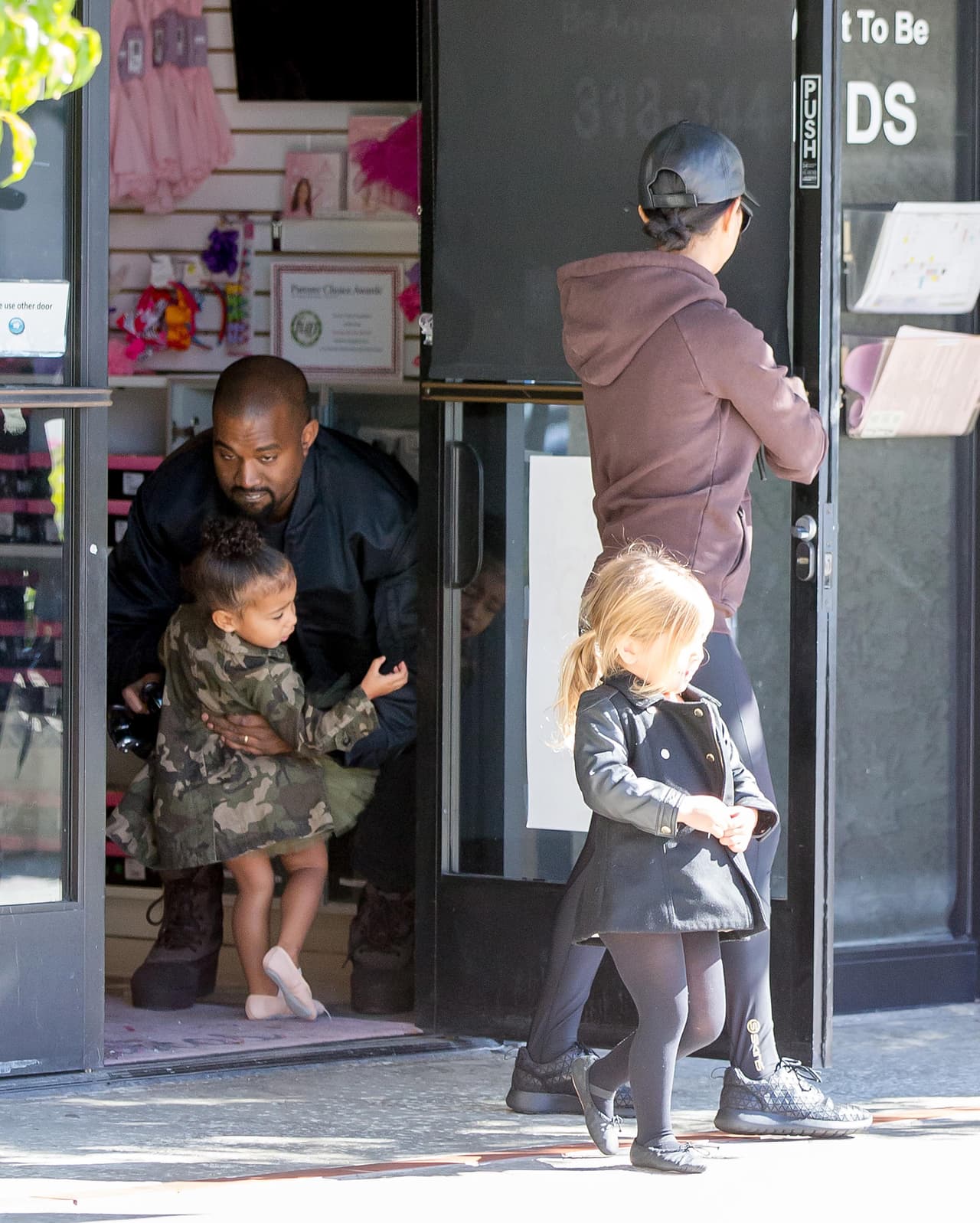 Awww! Las cámaras captaron a Kanye West haciendo su tarea de papi.