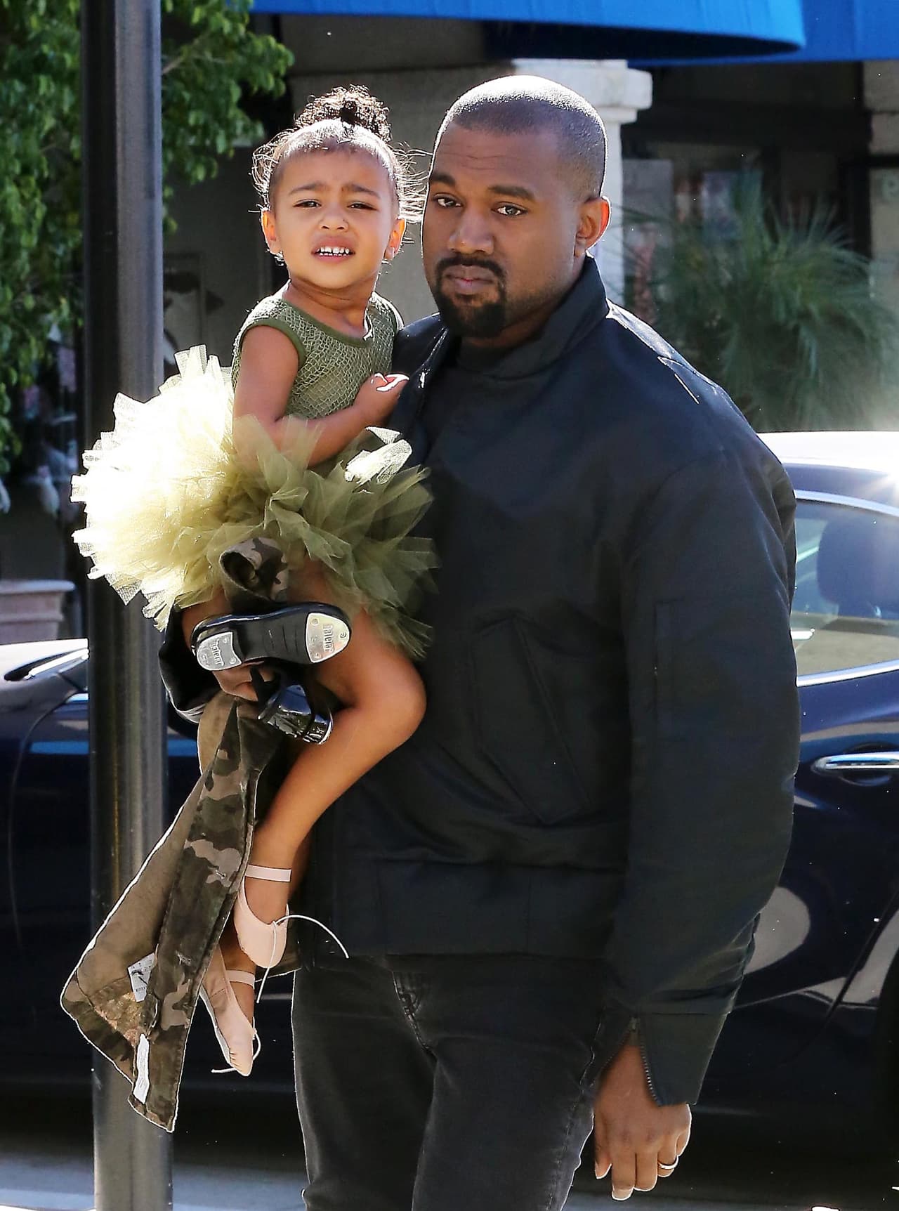 El diseñador mejor la tomó en brazos.