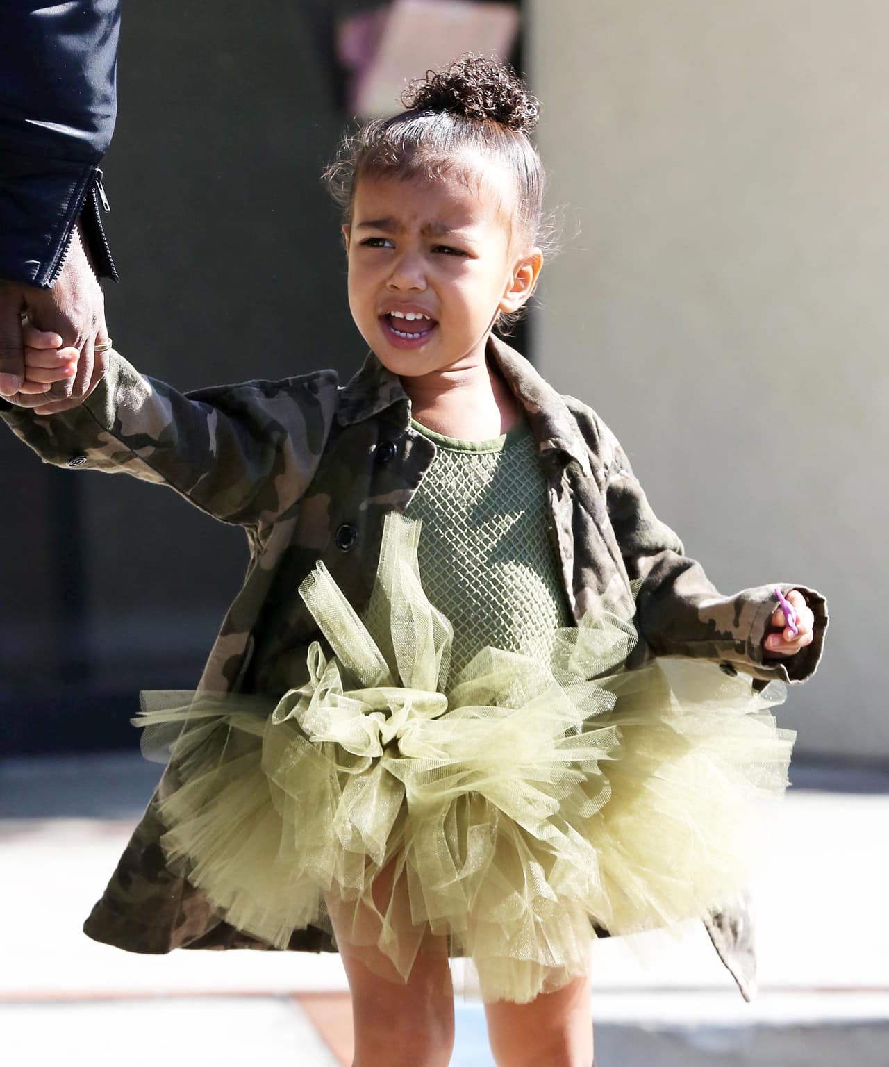 A Nori le encanta pasar tiempo con papi.