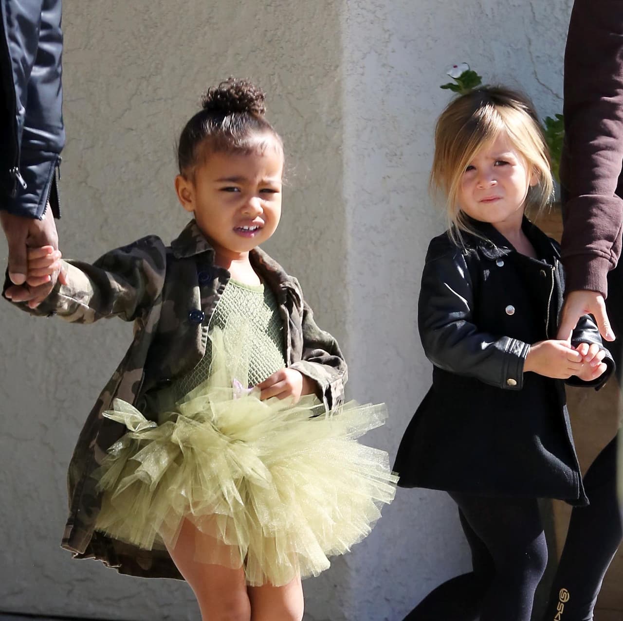 Las nenas salieron de la manita de sus papis.