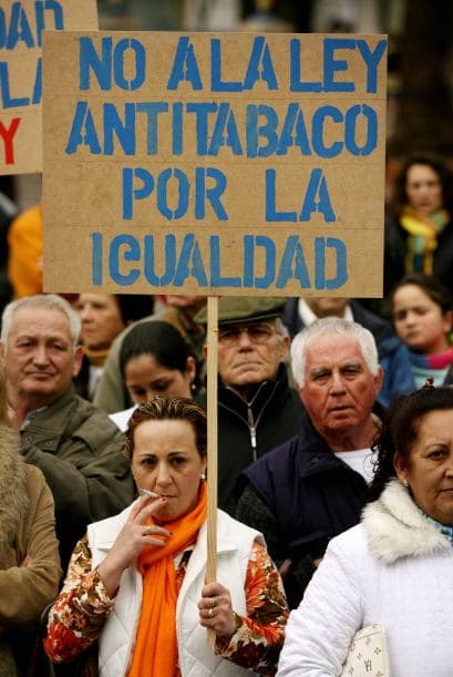 La federación española de bares y restaurantes dijo que 'la ley ocasionará la pérdida de 145,000 empleos y una disminución de ingresos en el sector del 10%'.