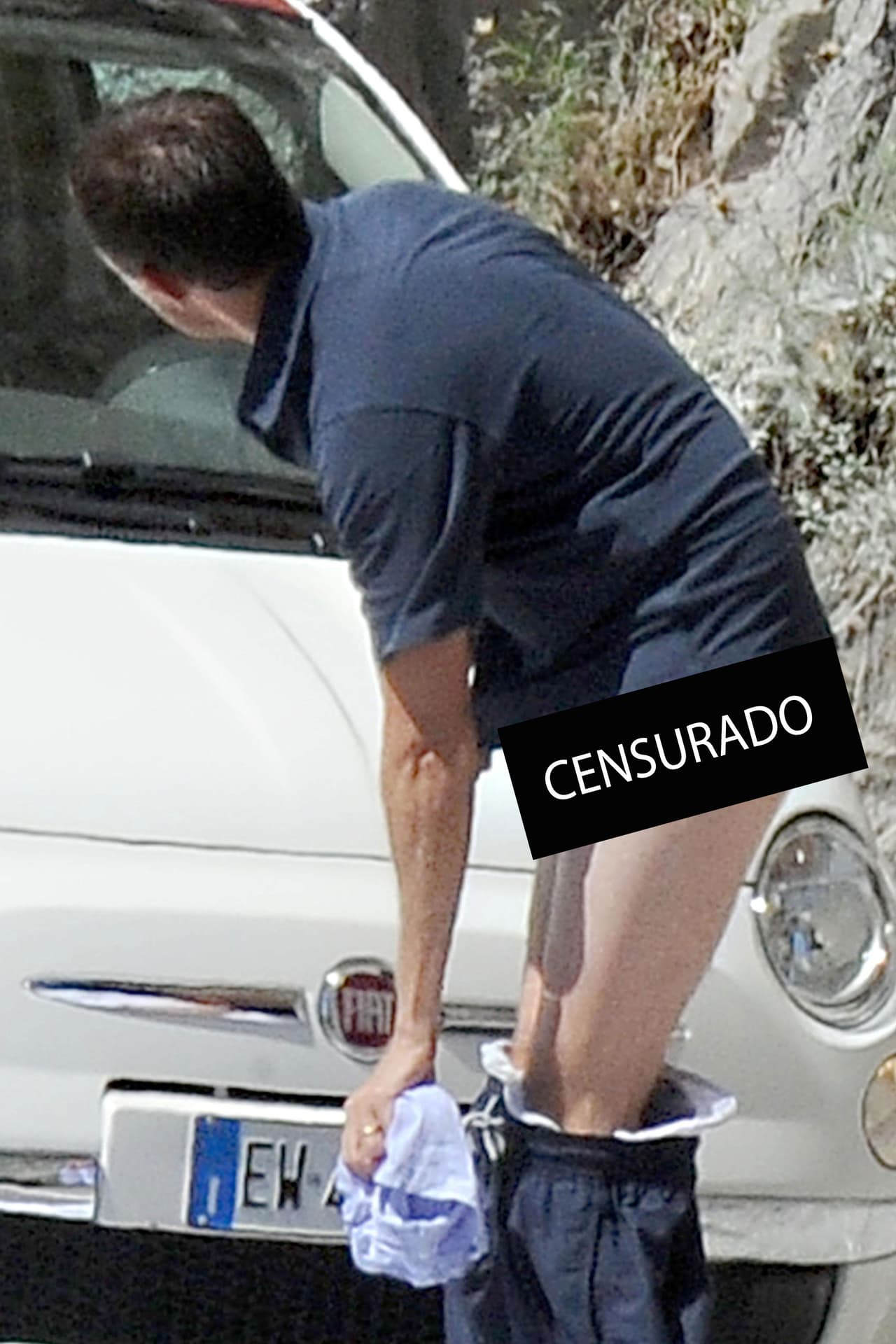 OMG! Se bajó el bañador y los calzoncillos.