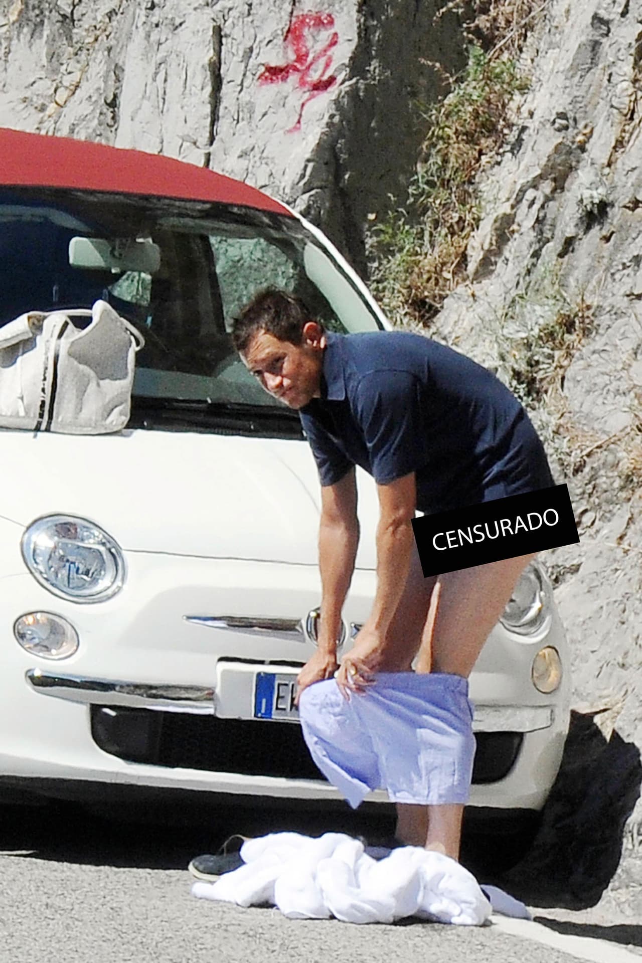 James pensó que nadie lo estaba observando.