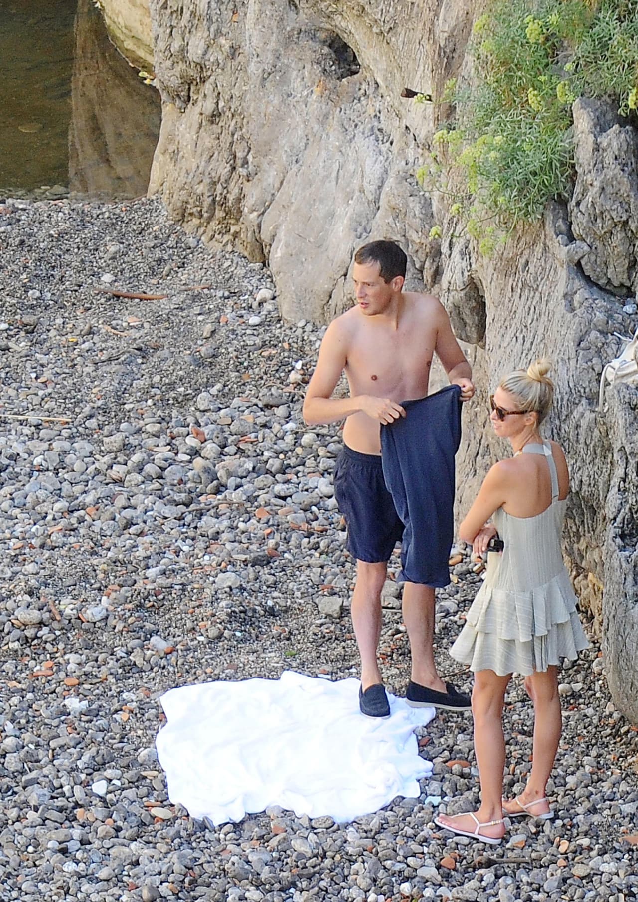 La parejita llegó a una tranquila playa.