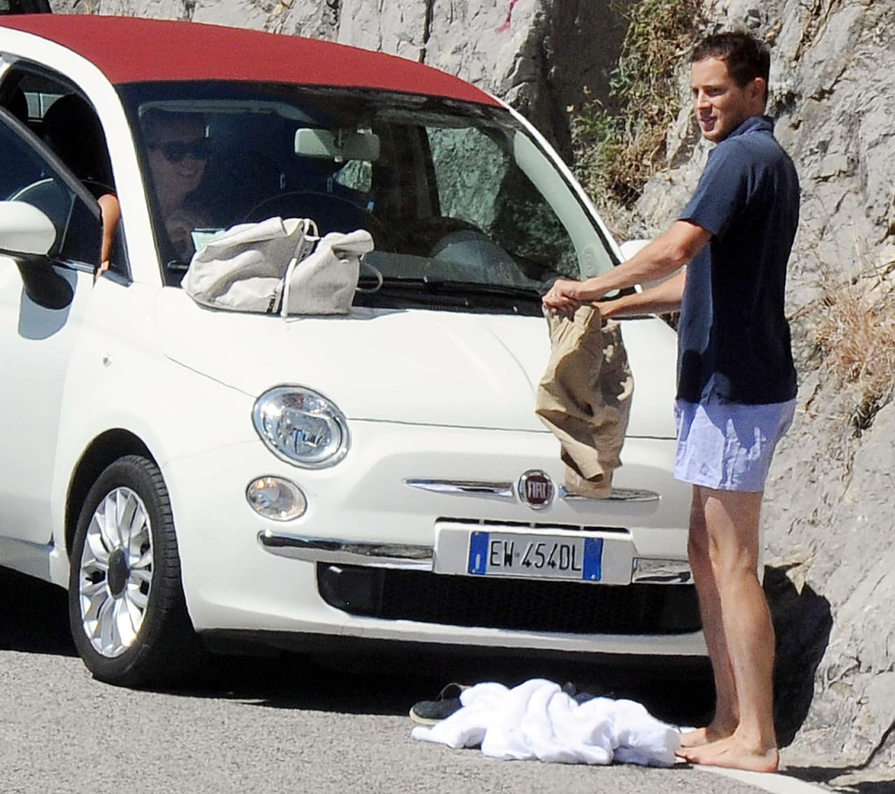 Uff! Pensó que todo había quedado en un striptease para su esposa.