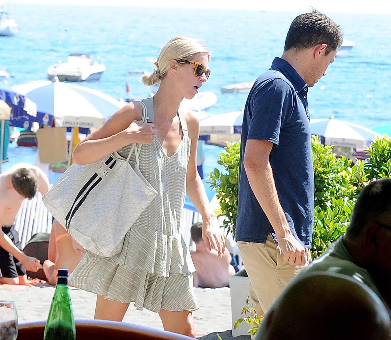 Nicky quedó fascinada con las travesuras de su marido.