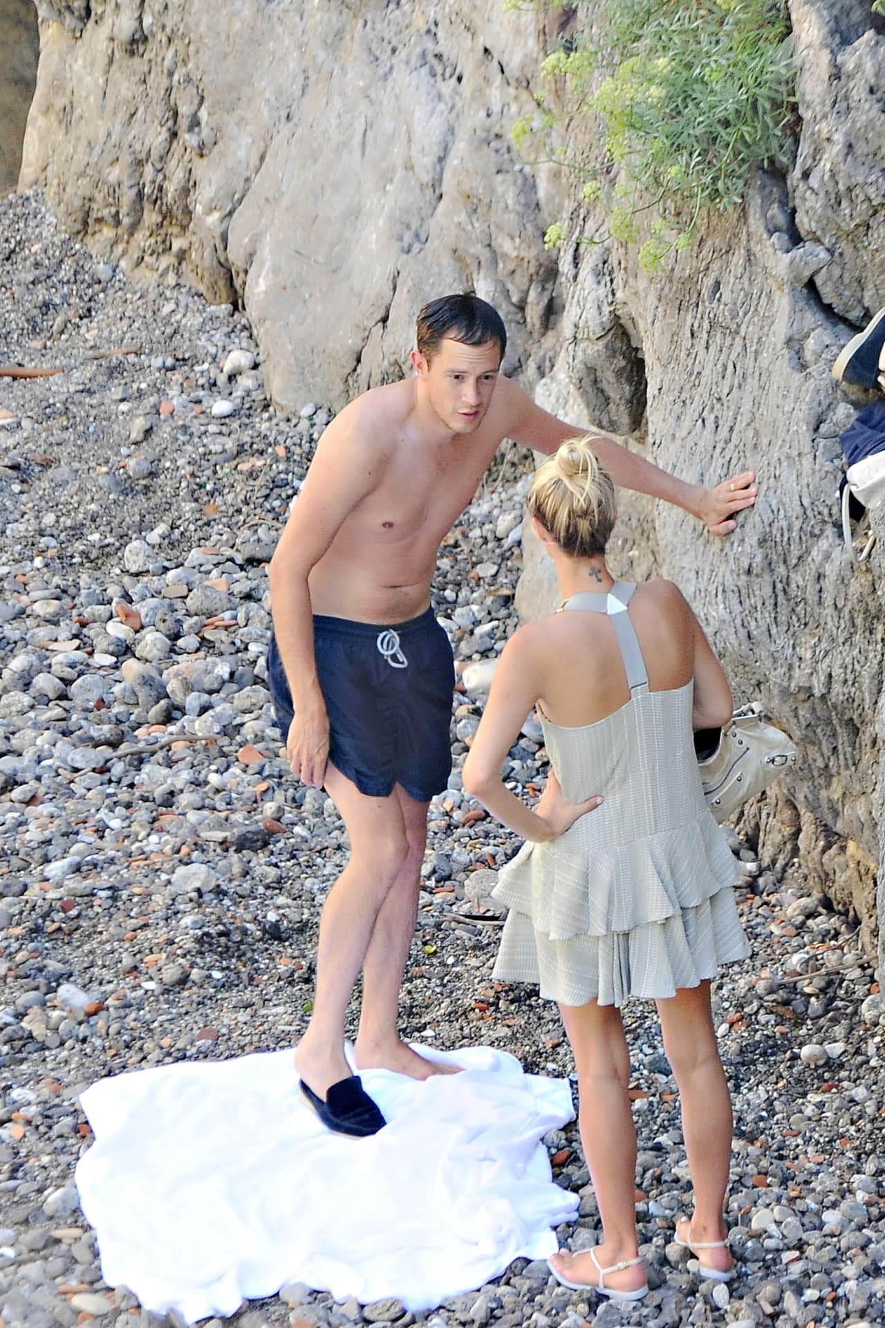 James de inemdiato se quitó su ropita para meterse al mar.