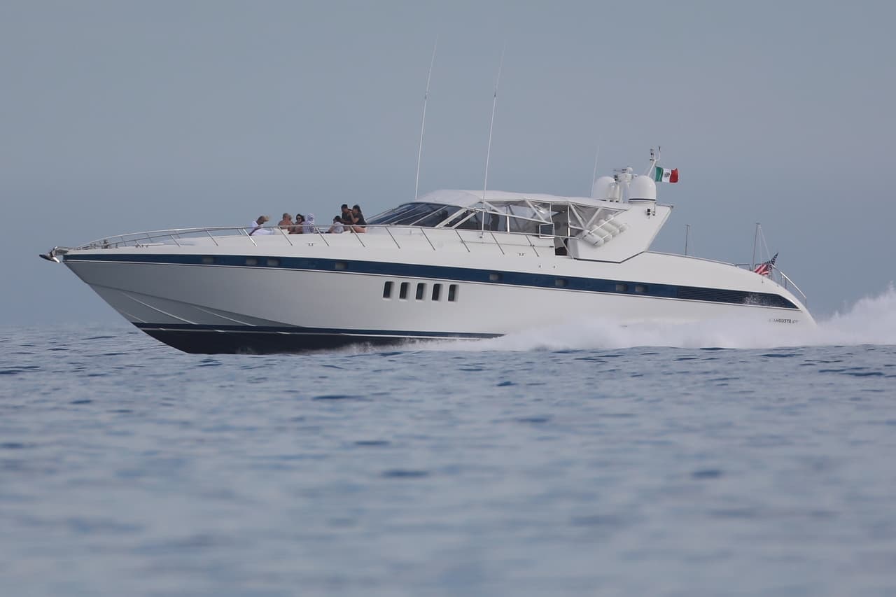 Para rematar, esta misma semana resurgieron en los medios las especulaciones de una supuesta relación sentimental de Lady Gaga con Jeremy Renner, actor y cantante estadounidense.