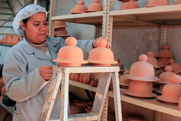 Este tipo de artesanía es típica de las localidades de Talavera de la Reina y Puente del Arzobispo en España y de los estados mexicanos de Puebla y Tlaxcala.
<br>