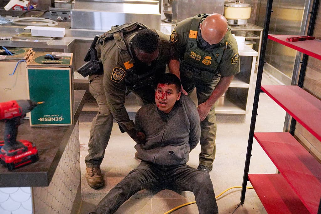 Otra imagen de la detención del inmigrante en los operativos de la Patrulla Fronteriza en Charlotte, Carolina del Norte, el 19 de noviembre de 2025.