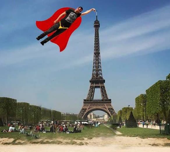 Este hombre le pidió ayuda al Internet para poner la Torre Eiffel bajo su dedo. Como pueden ver se arrepintió rápidamente.