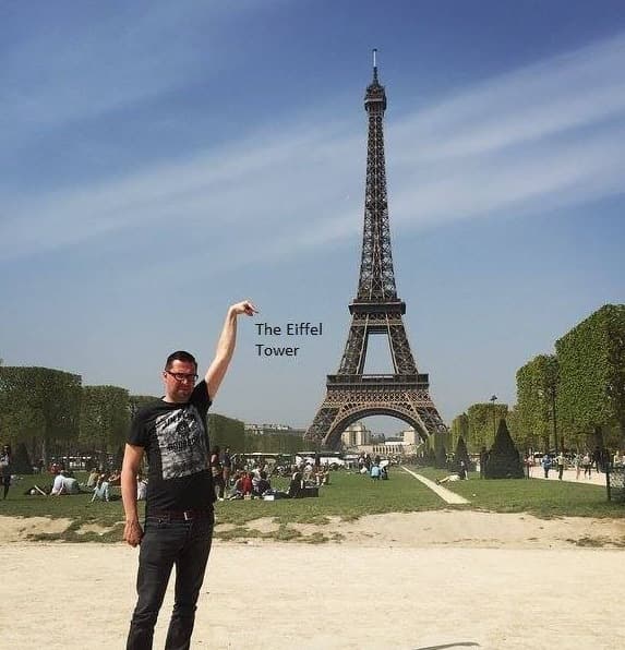 Este hombre le pidió ayuda al Internet para poner la Torre Eiffel bajo su dedo. Como pueden ver se arrepintió rápidamente.