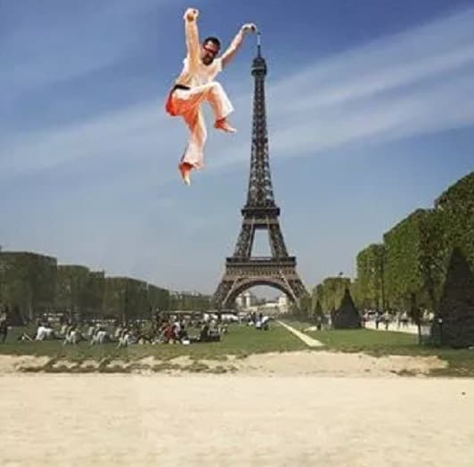 Este hombre le pidió ayuda al Internet para poner la Torre Eiffel bajo su dedo. Como pueden ver se arrepintió rápidamente.