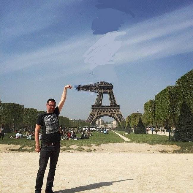 Este hombre le pidió ayuda al Internet para poner la Torre Eiffel bajo su dedo. Como pueden ver se arrepintió rápidamente.