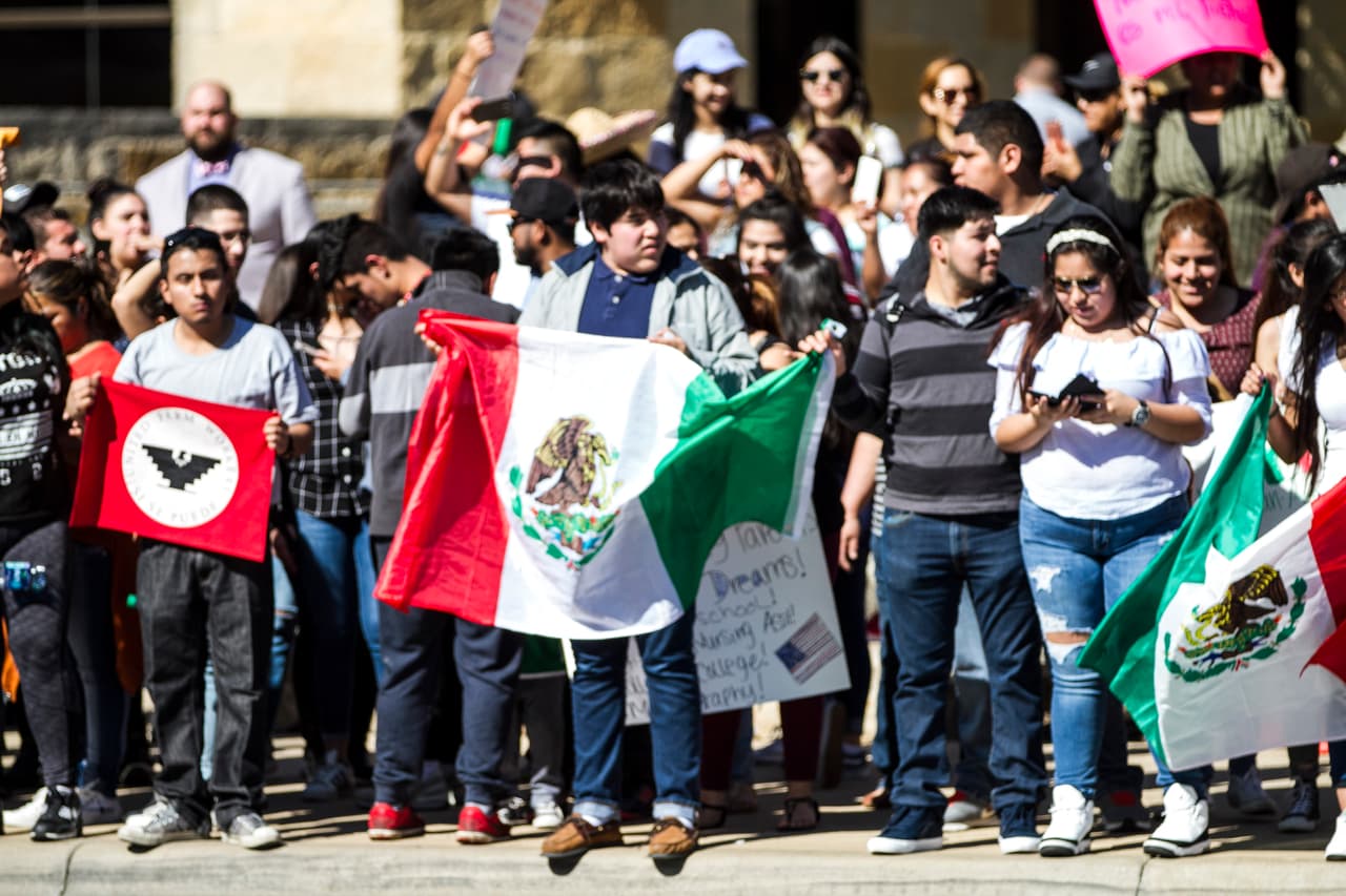 La colorida y concurrida manifestación de respaldo a los inmigrantes en Austin contó con la participación de personas de varias nacionalidades y diversas comunidades.