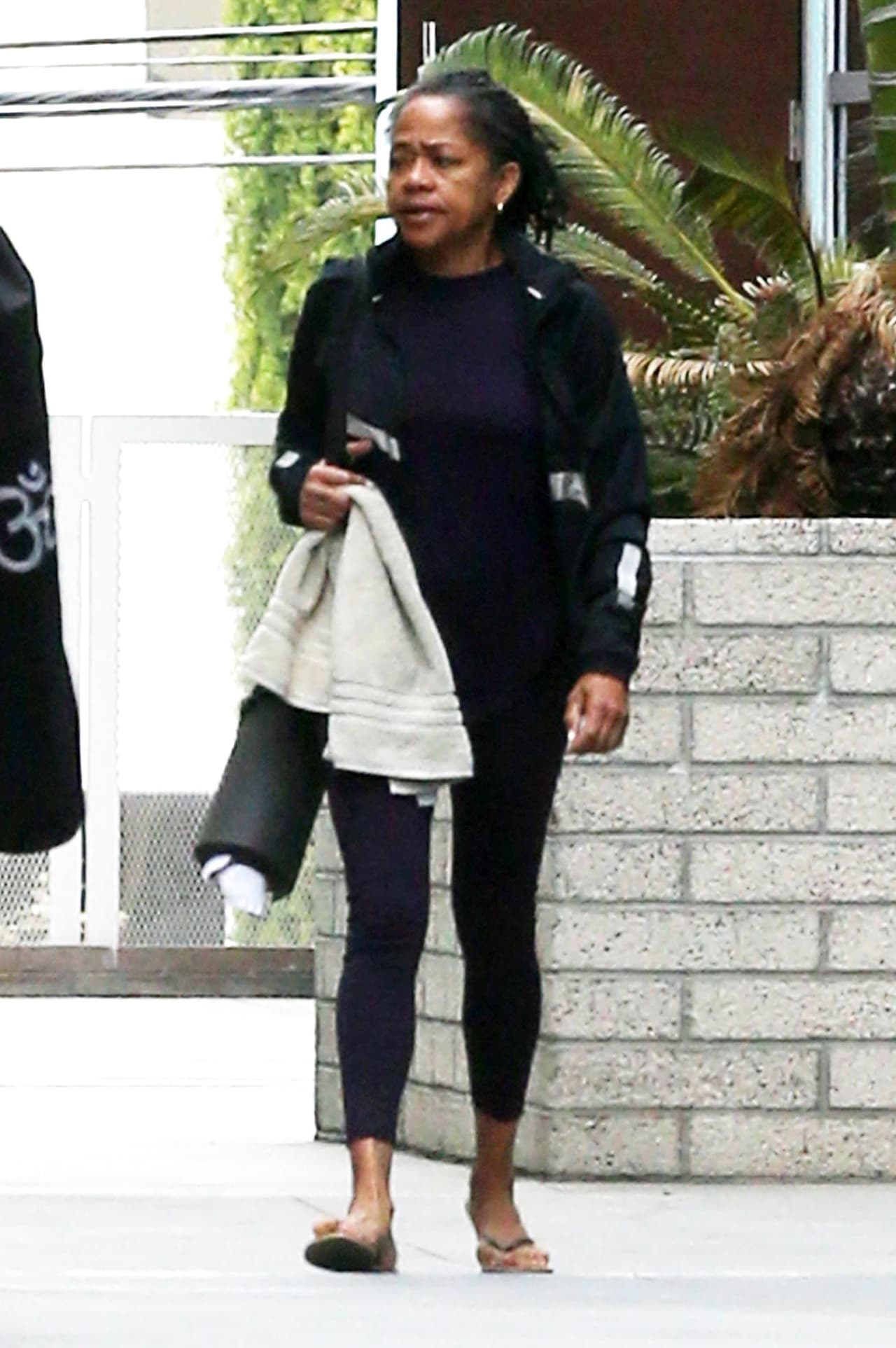 El diario español 
<b><a href="https://elpais.com/elpais/2018/05/24/gente/1527168696_212556.html">El País</a> </b>ilustra cómo es que le ha resultado fácil encajar en el "rígido entorno real a una mujer afroamericana de 61 años, que crió sola a su hija tras un temprano divorcio".