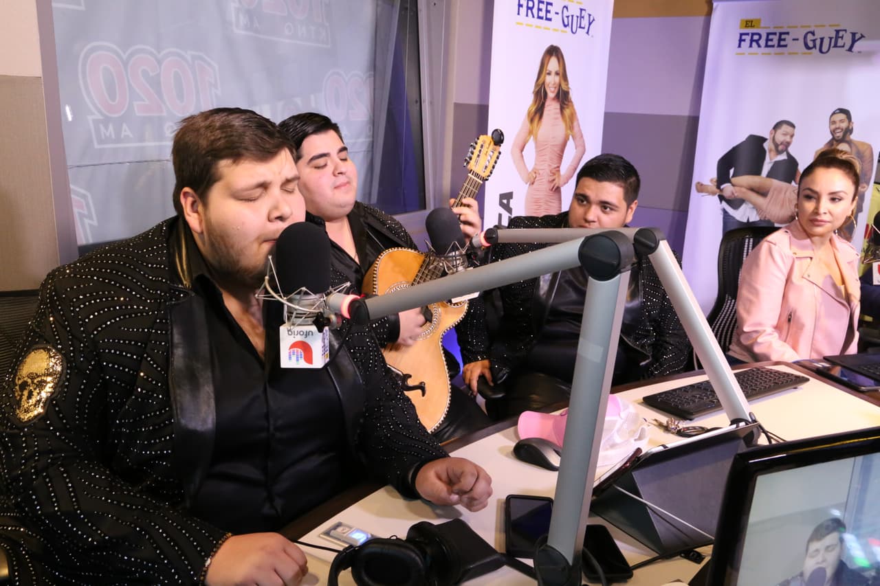 Ya metidos en la música, la agrupación también cantó su tema de promoción.