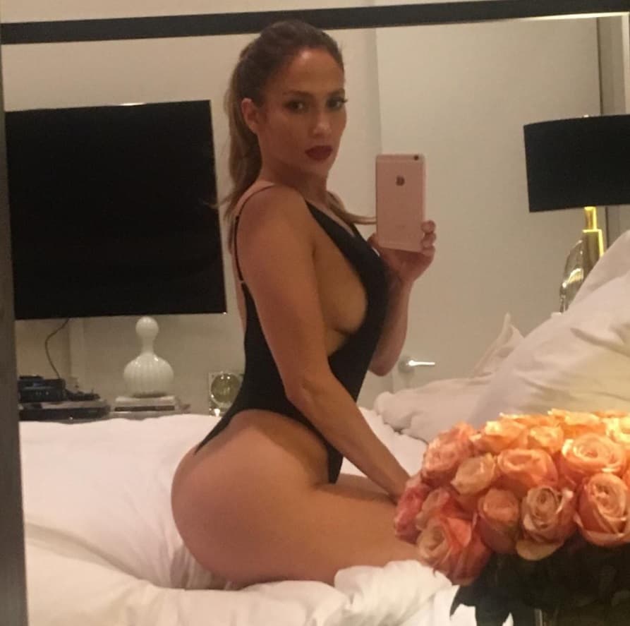 Por eso y mil razones más, estamos seguros que la belleza de la cantante goza de sutiles detalles que potencializan o relajan ese atributo que la hace lucir espectacular.