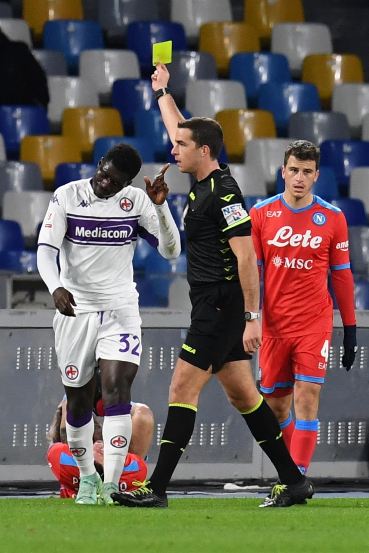 Napoli cae 5-2 ante la Fiorentina en tiempos extra y con 9 hombres, durante Octavos de Final y queda fuera de la Coppa Italia. Dries Mertens y Andrea Petagna fueron los que dieron goles a los locales, mientras que para la Fiore descontaron Vlahovic, Biraghi, Venuti, Piatek y Maleh. EL mexicano Hirving Lozano llevaba 20 minutos en cancha cuando propinó tremendo planchazo y salió expulsado.