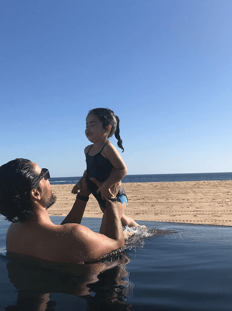 Su esposo Luis y su hija Giulietta están disfrutando junto con ella en la playa.