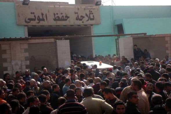 Más de 200 personas resultaron heridas en los enfrentamientos que se produjeron tras la sentencia emitida por un tribunal egipcio contra hinchas del equipo de futbol local, Al-Ahly, relacionados con la matanza de febrero pasado.