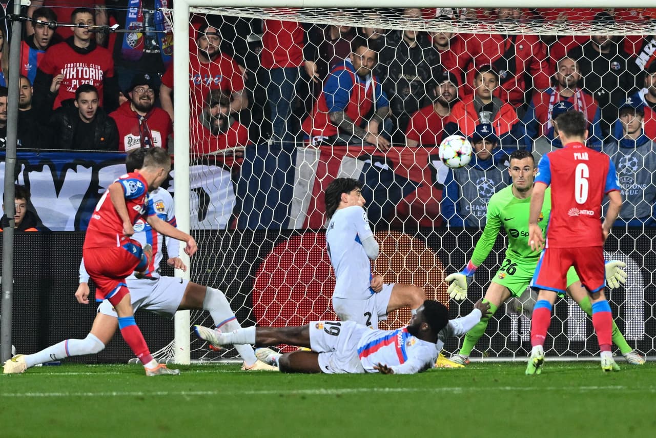 Barcelona goleó 2-4 al Viktoria Plzen en la Doosan Arena de República Checa con un doblete de Ferran Torres y goles de Marcos Alonso y Pablo Torre en la Jornada 6 de la Champions League.