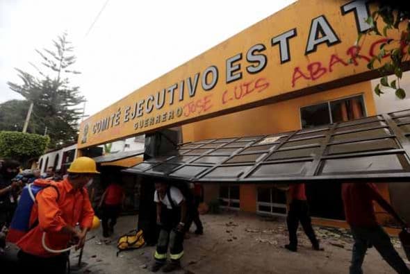 Murillo Karam dijo que Guerreros Unidos tenía una red de complicidad con varias alcaldías de la zona, entre ellas la de Cocula y según uno de los testimonios, Pineda Villa, esposa de Abarca, era la principal operadora delictiva. Con la información de Univision.com