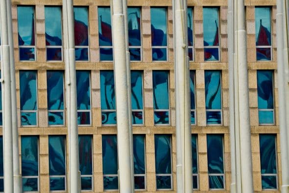 Mientras el gobierno de EE.UU. volvió a pedir a Cuba la liberación del contratista estadounidense Alan Gross durante la ronda de diálogo migratorio que tuvo lugar el jueves, en una sesión que se cerró sin aparentes avances, los cubanos trataban de llegar a las oficinas de la Sección de Intereses en La Habana, con la esperanza de conseguir una visa. "La delegación estadounidense reiteró su llamado a la liberación de Alan Gross, que fue arrestado por las autoridades cubanas el 3 de diciembre de 2009 y más tarde sentenciado a 15 años en prisión", dijo la portavoz del Departamento de Estado, Jen Psaki, en un comunicado. El diálogo migratorio es uno de los intercambios políticos más importantes que sostienen ambos países, sin relaciones diplomáticas desde 1962. La segunda ronda celebrada ayer estuvo centrada en asuntos como "la cooperación (bilateral) en aviación de seguridad, búsqueda y rescate y fraude de documentos consulares", según Psaki. "La delegación estadounidense subrayó las áreas donde ha habido cooperación exitosa, en materia de migración, en cuanto al intercambio de información sobre la prohibición de inmigrantes indocumentados y a la hora de clarificar aspectos de los recientes cambios de Cuba en política migratoria". Al igual que en la reunión de julio de 2013, la delegación cubana en el diálogo estuvo encabezada por la directora del Ministerio de Relaciones Exteriores de Cuba, Josefina Vidal; y la estadounidense por el subsecretario de Estado adjunto de EEUU para Latinoamérica, Alex Lee.