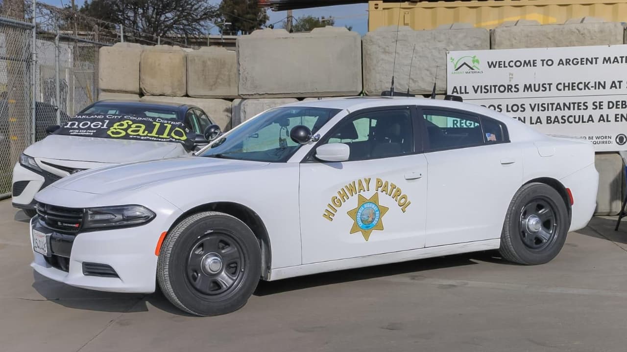 Personal de la Patrulla de Caminos de California acudió a la exhibición de vehículos.