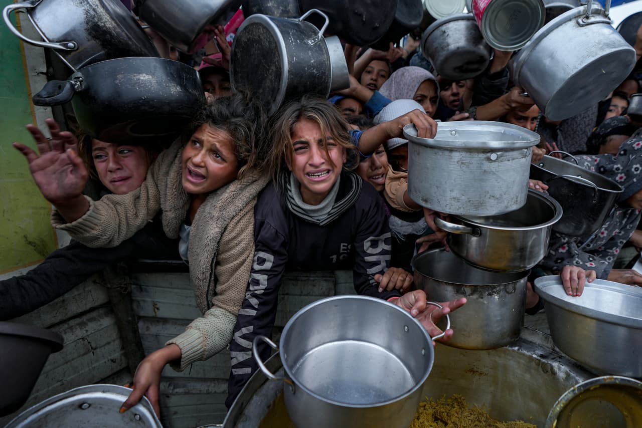 Mujeres y niñas palestinas esperando por comida en Jan Yunis, Franja de Gaza, el 20 de diciembre del 2024.