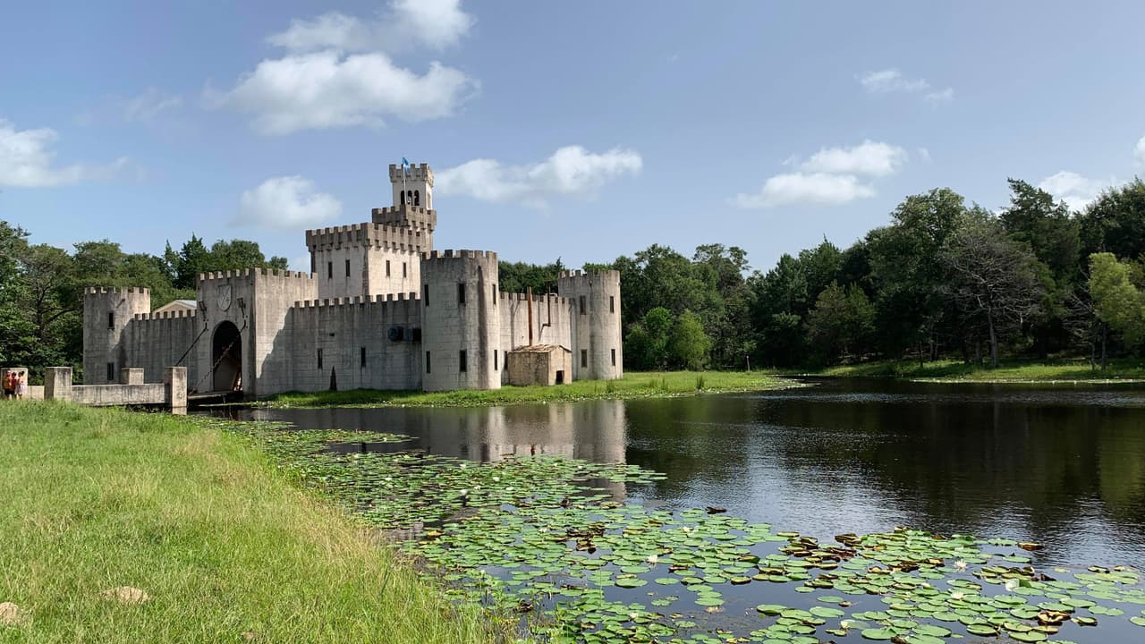 Los organizadores ofrecen un refrigerio dentro del castillo.
