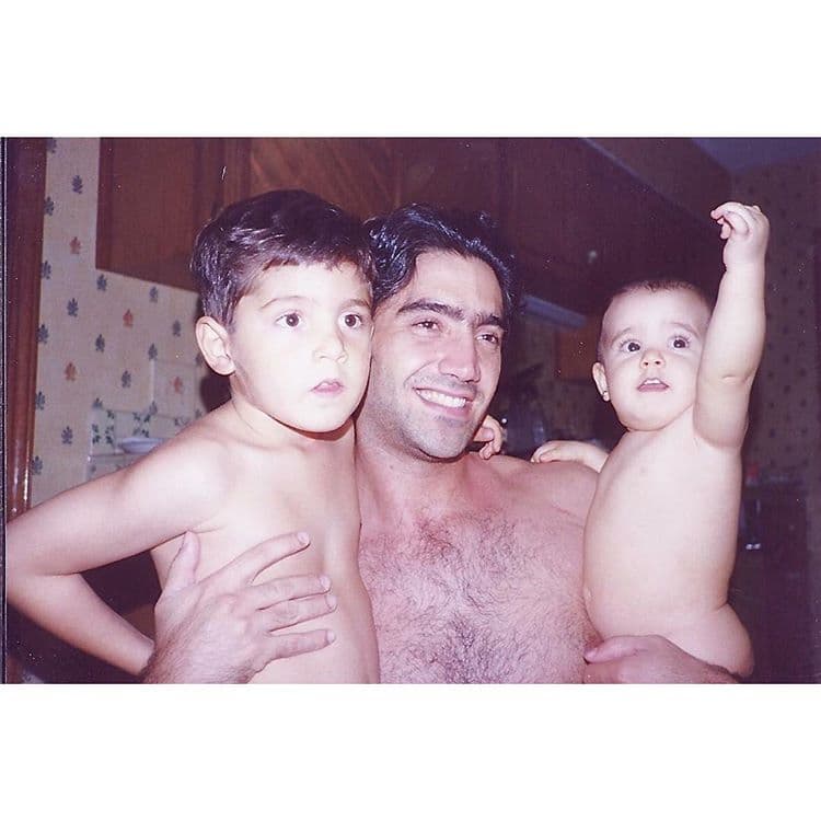 "Yo lo viví. Mi papá es muy buen padre, se pasaba mucho tiempo con nosotros, pero por el trabajo viaja mucho por lo regular. Para poder trabajar, él duerme durante el día para estar despierto toda la noche, entonces cuando venía, por lo regular dormía todo el día, y cuando él despertaba yo ya estaba dormido o me iba a la escuela".
<br>