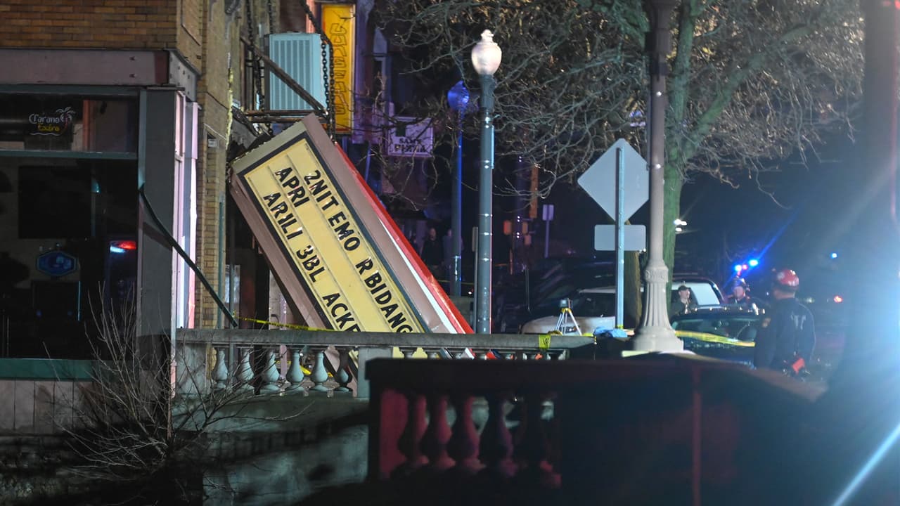 El jefe del Departamento de Bomberos de Belvidere, Shawn Schadle, dijo a AP que 
<b>había 260 personas en la sala en ese momento.</b>