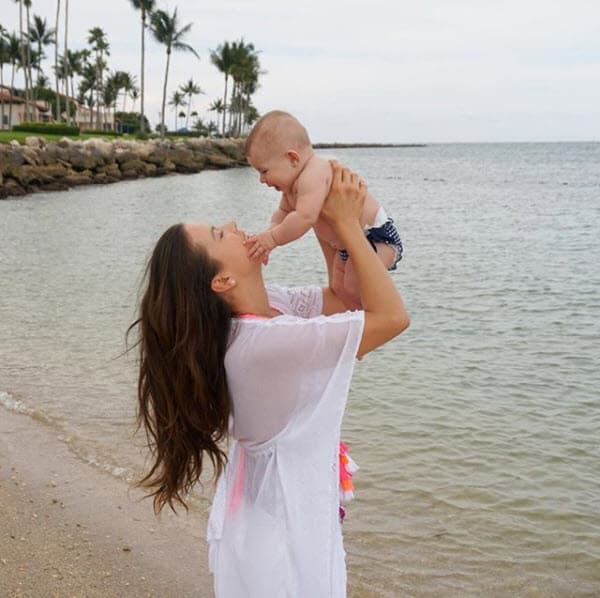 "No quiero ser como nadie, no quiero buscar mi mejor ángulo en cada foto, quiero ser libre y sentirme tranquila porque si no sale en la foto mi mejor perfil, sé que mi corazón no tiene perfiles ni requiere de buena iluminación. La belleza empieza por dentro, por el amor que te tienes a ti misma. ¿Que si estoy cachetona? Sí, sí lo estoy, pero, ¿saben cómo lo veo yo? Lo veo como juventud. No soy de otra especie, soy humana y mujer como ustedes y estoy dándole a mi cuerpo su proceso normal de recuperación, sin afanes, sin cirugías y trabajando para sentirme mejor día tras día".