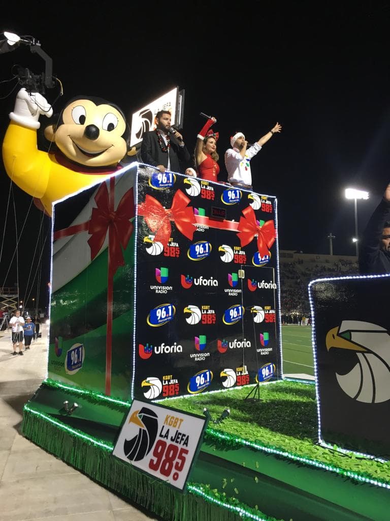 A su paso por el desfile, el trío de locutores no dejaba de saludar a todos los presentes.