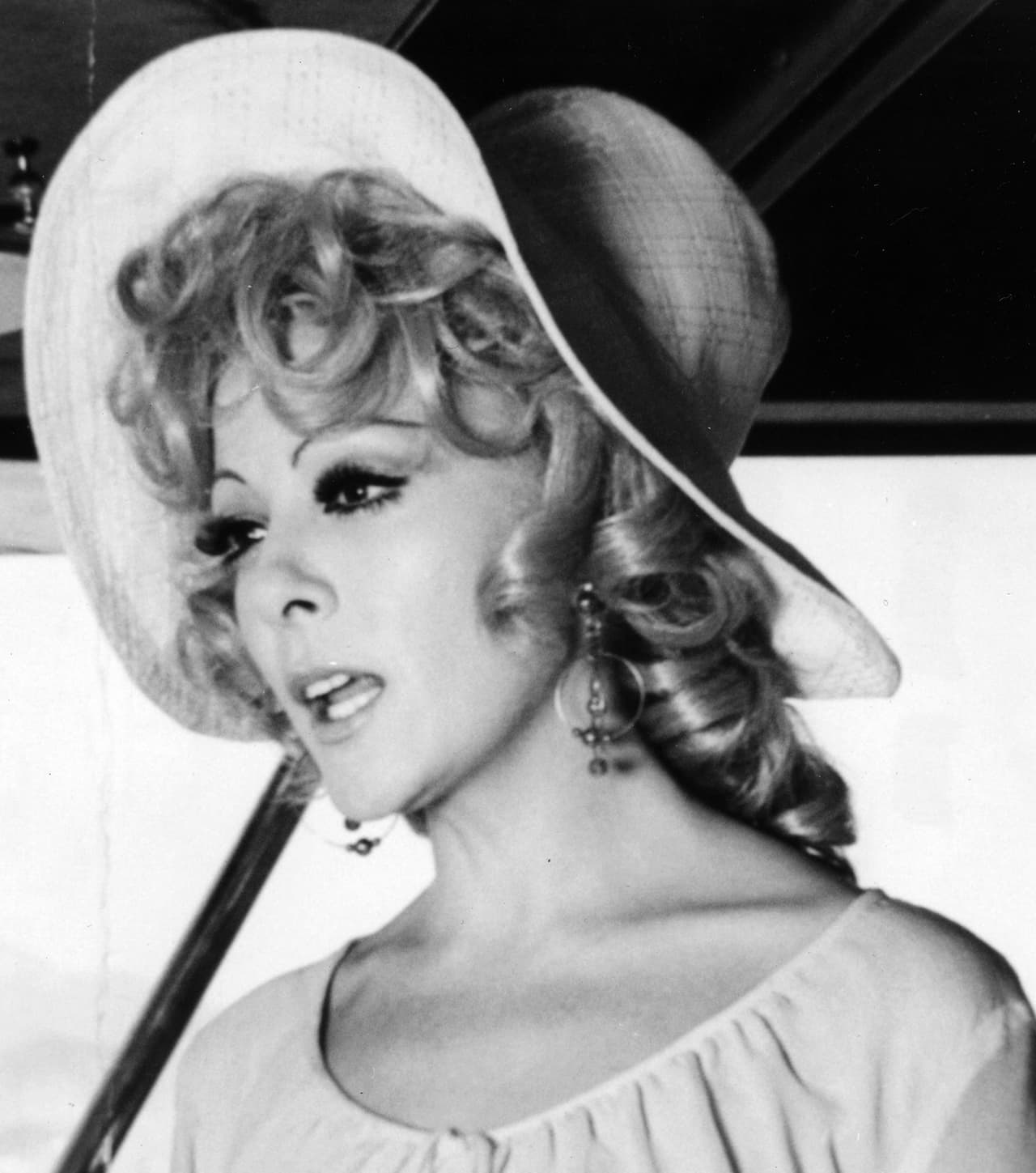 Silvia Pinal nació el 12 de septiembre de 1931, en Guaymas, Sonora, e inició su carrera desde muy joven en el mundo de las radionovelas.