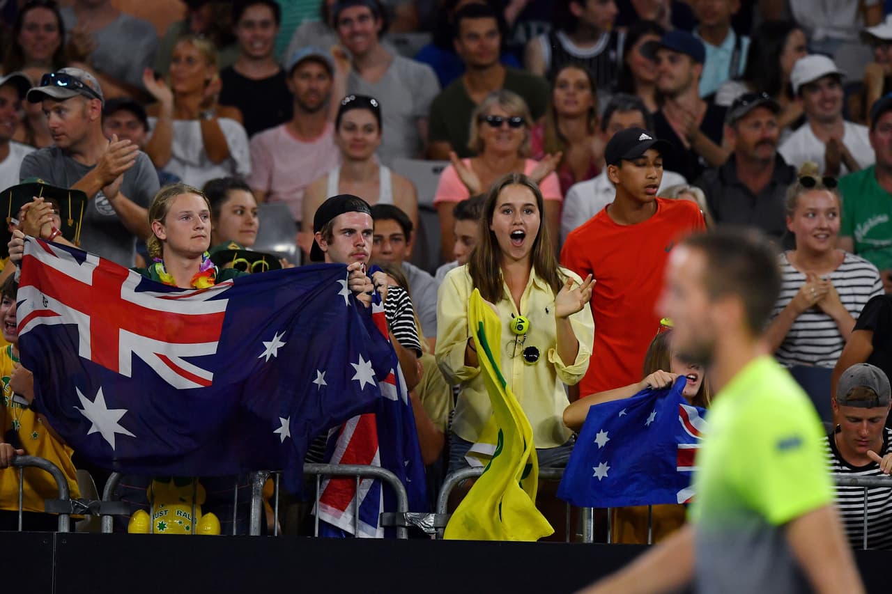 El australiano le enseña a la fanaticada local cómo vivir emocionados con estas victorias en casa.